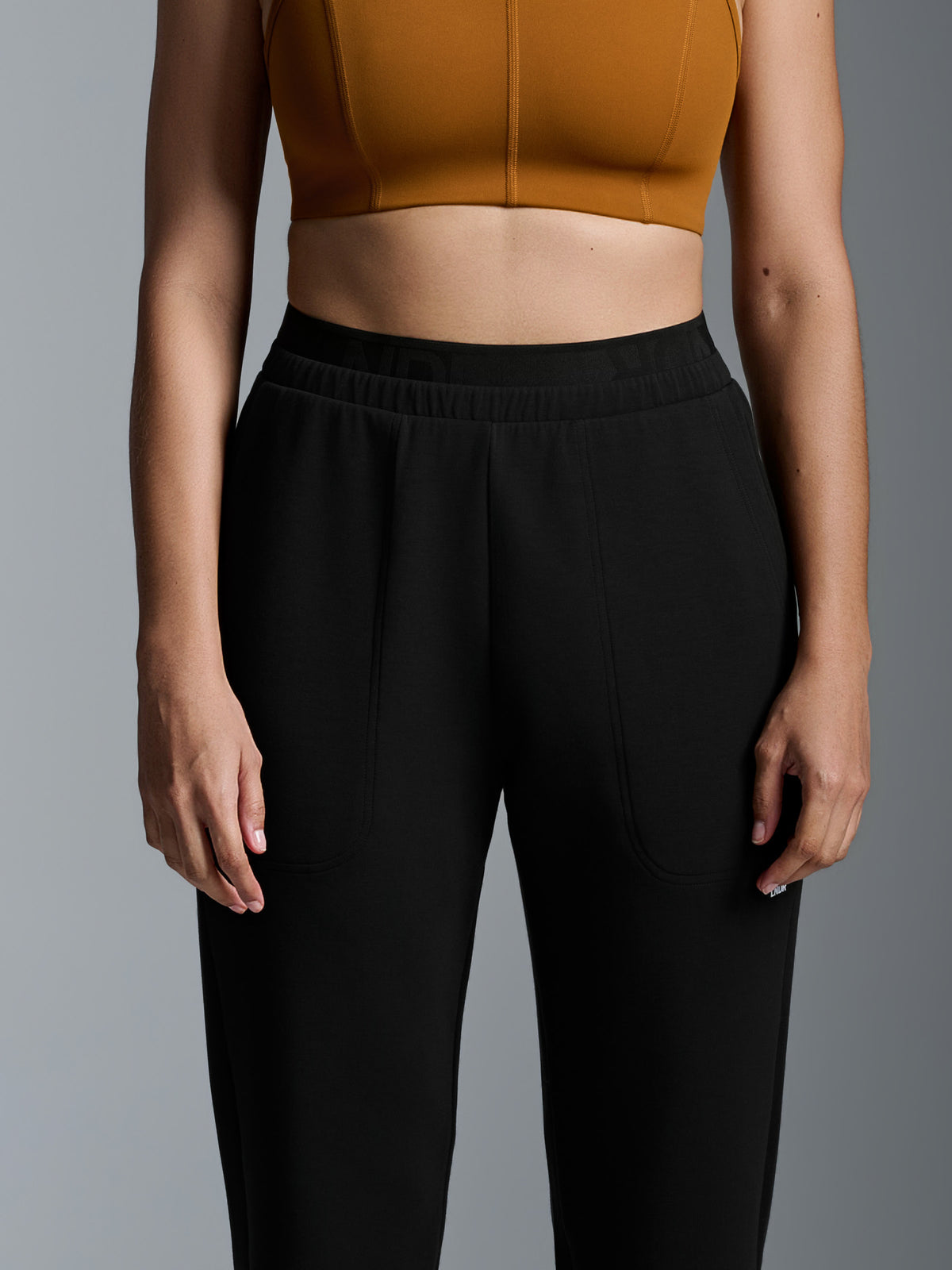 ESSENTIAL Trackpant Black