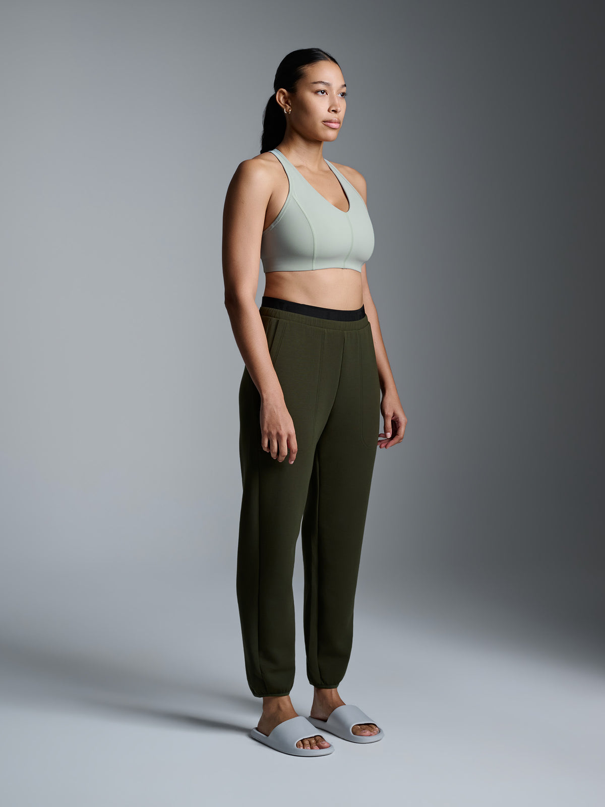 ESSENTIAL Trackpant Olive
