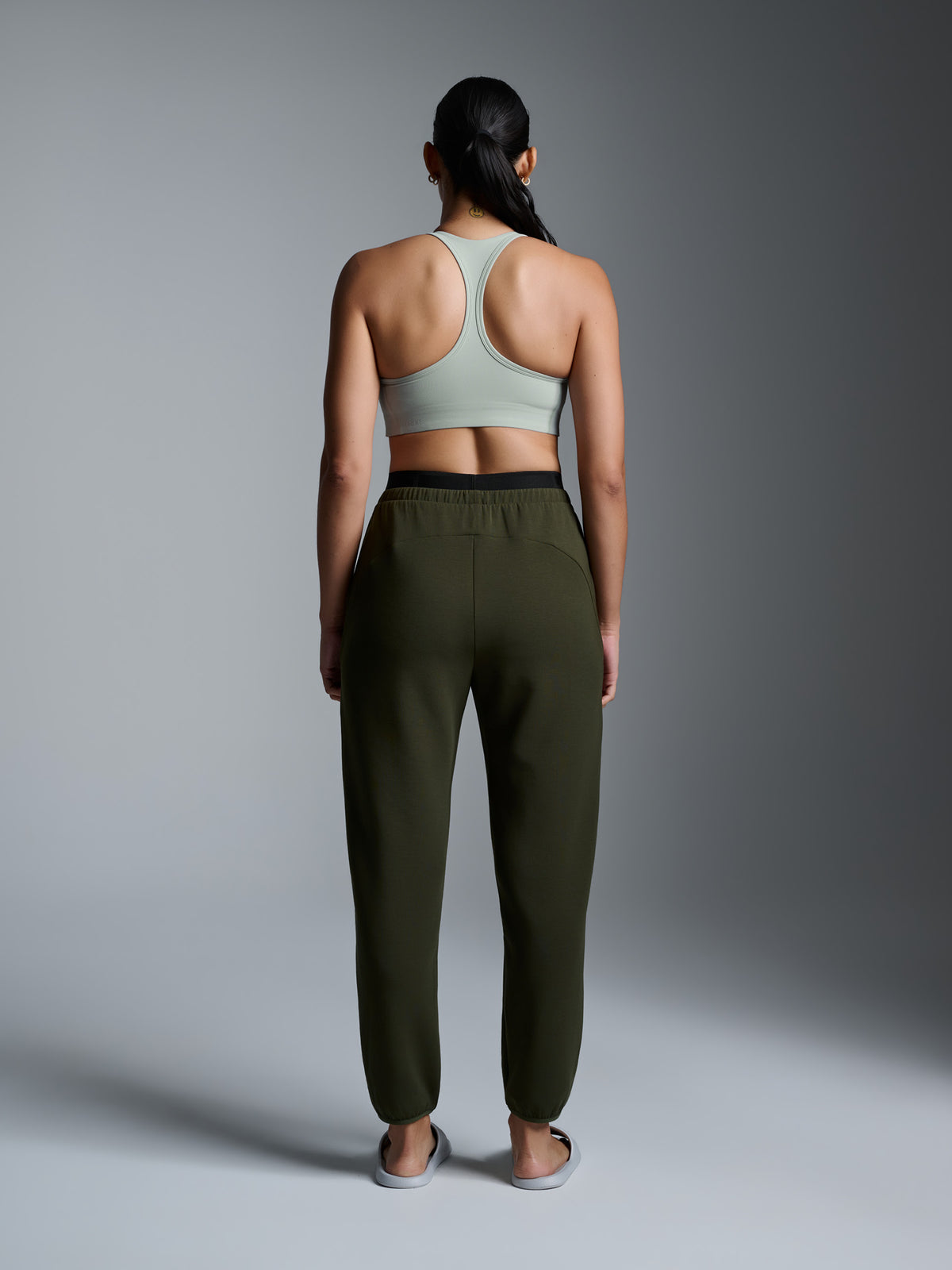 ESSENTIAL Trackpant Olive