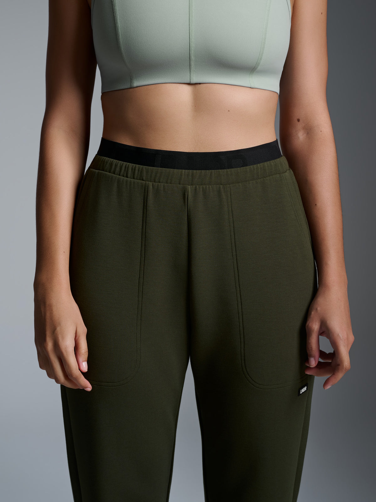 ESSENTIAL Trackpant Olive